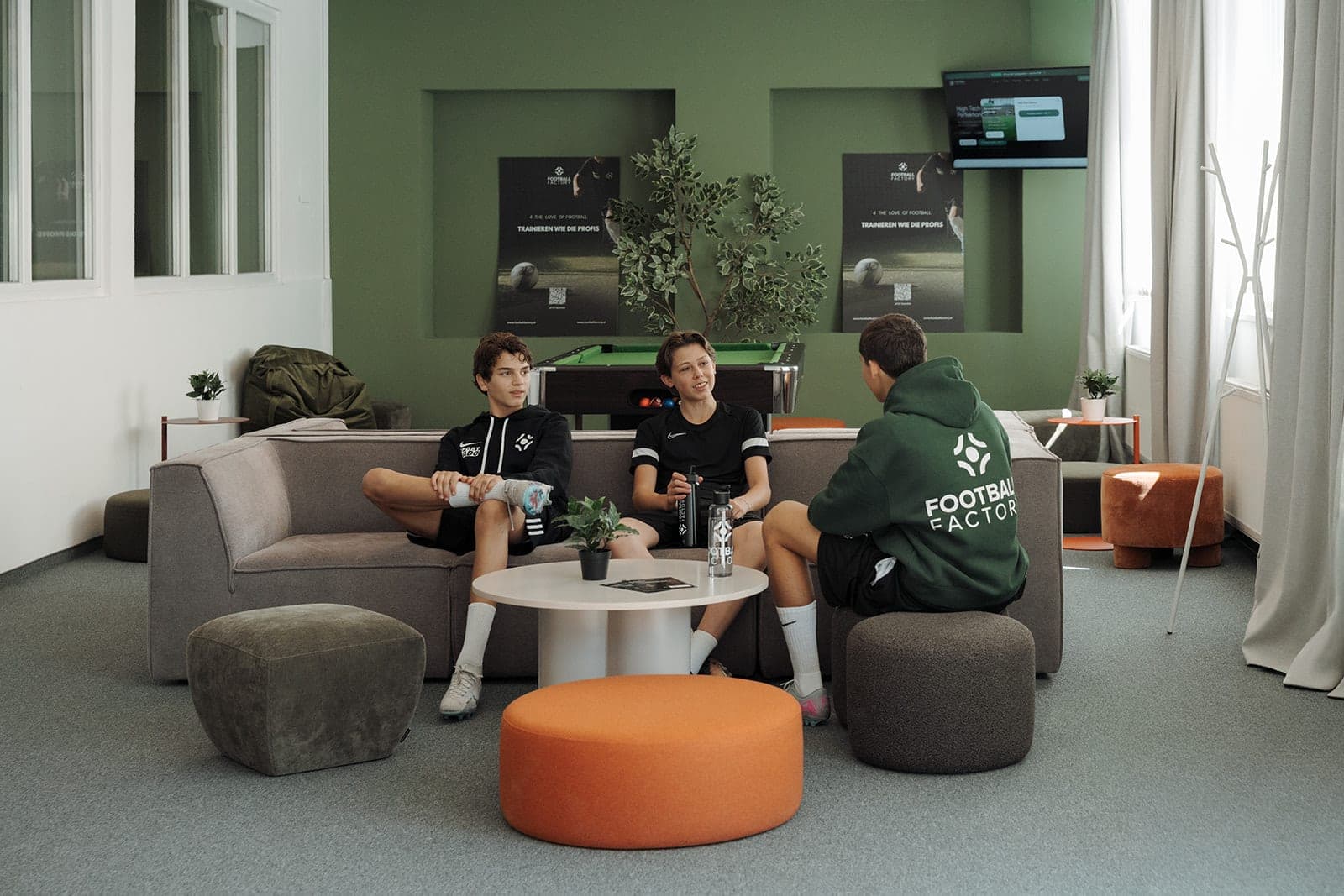 Lounge der Football Factory mit Billardtisch und Sofas