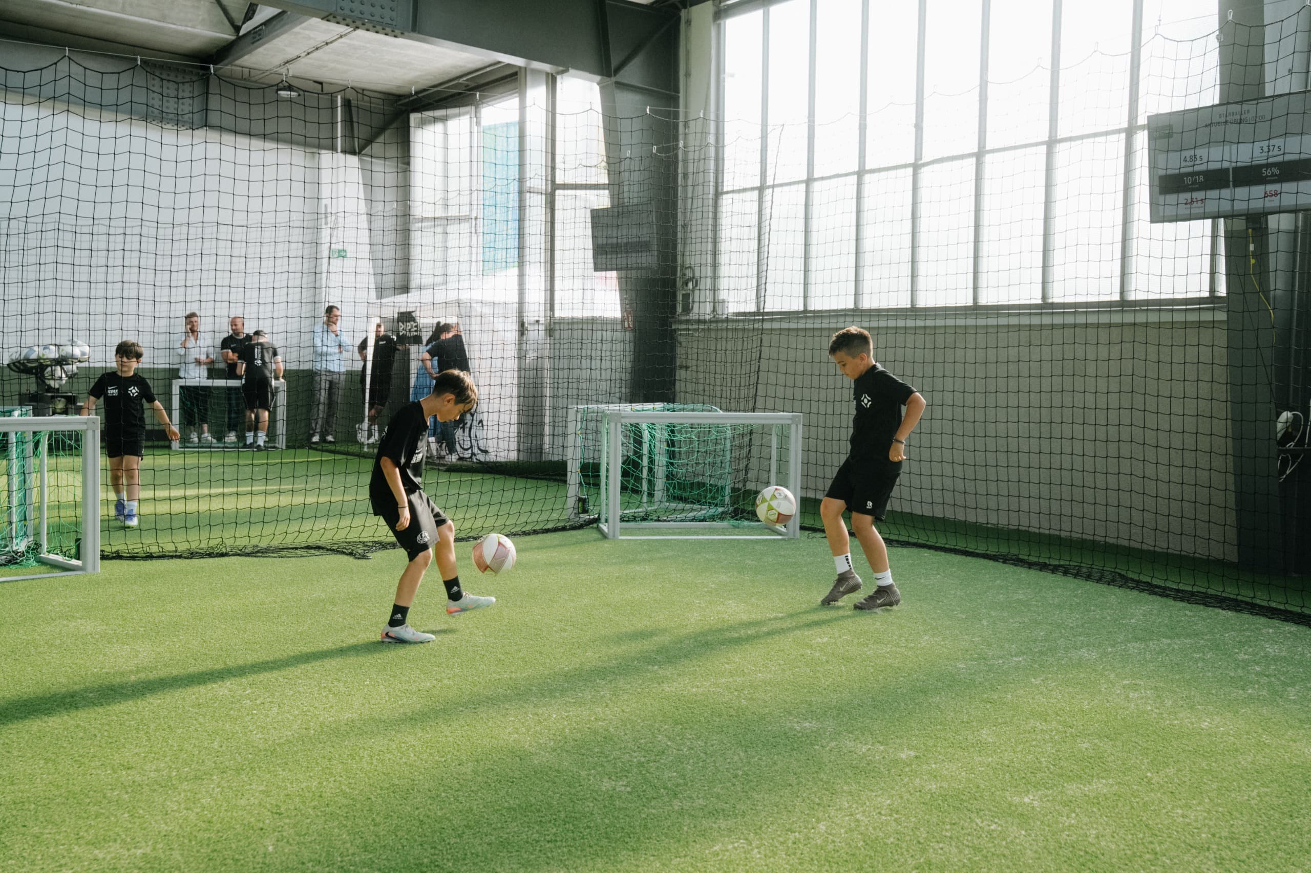 Spieler beim Touch-Training in der Football Factory