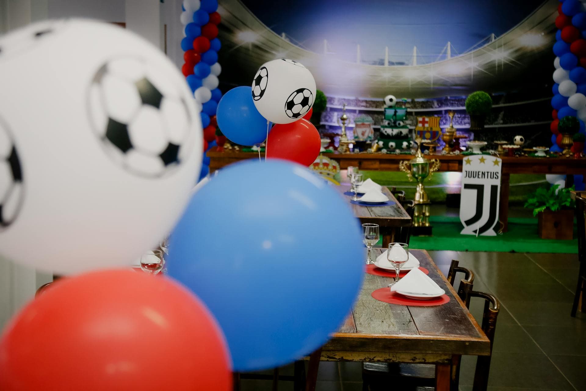 Fußball-Geburtstag in der Football Factory mit Luftballons, Stadion-Kulisse und Pokalen